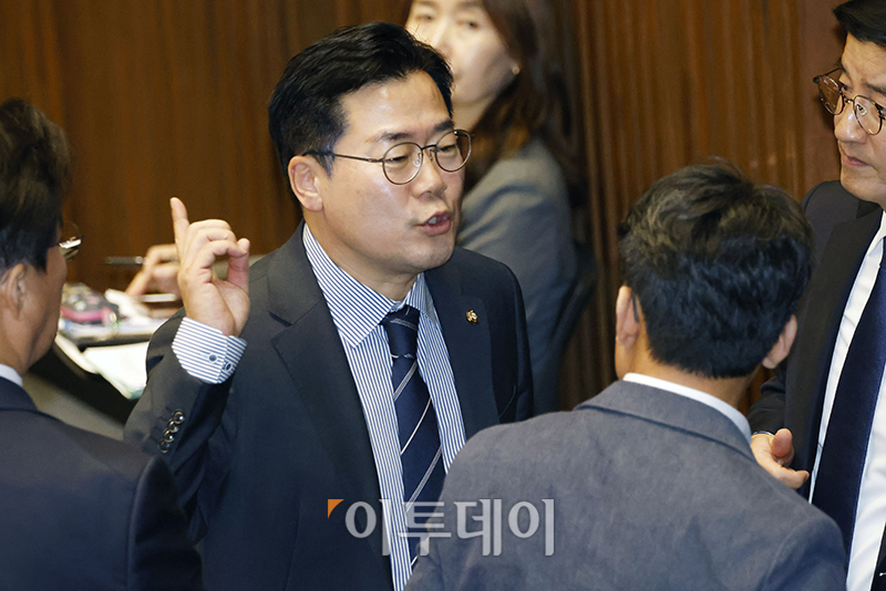 ▲박찬대 더불어민주당 원내대표가 28일 서울 여의도 국회에서 열린 본회의에서 동료 의원들과 대화하고 있다. 고이란 기자 photoeran@