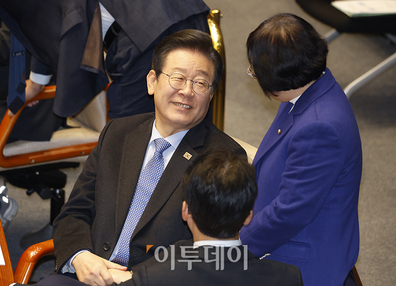 ▲이재명(왼쪽) 더불어민주당 대표가 28일 서울 여의도 국회에서 열린 본회의에서 김현(오른쪽) 의원, 김민석 최고위원과 대화하고 있다. 고이란 기자 photoeran@