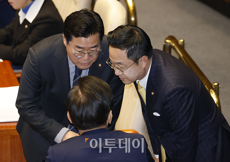 ▲이재명(가운데) 더불어민주당 대표가 28일 서울 여의도 국회에서 열린 본회의에서 박찬대(왼쪽) 원내대표, 박성준 원내수석부대표와 대화하고 있다. 고이란 기자 photoeran@