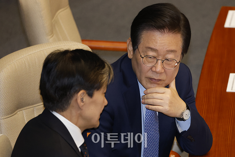 ▲이재명(오른쪽) 더불어민주당 대표가 28일 서울 여의도 국회에서 열린 본회의에서 조국 조국혁신당 대표와 대화하고 있다. 고이란 기자 photoeran@