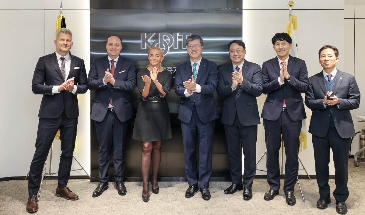 ▲최원목 신용보증기금 이사장(왼쪽에서 네 번째), 마르타 포스투와 폴란드 BGK 수석부행장(왼쪽에서 세 번째) 및 참석자가 프론트원에서 기념 촬영을 하고 있다. (사진제공=신용보증기금)