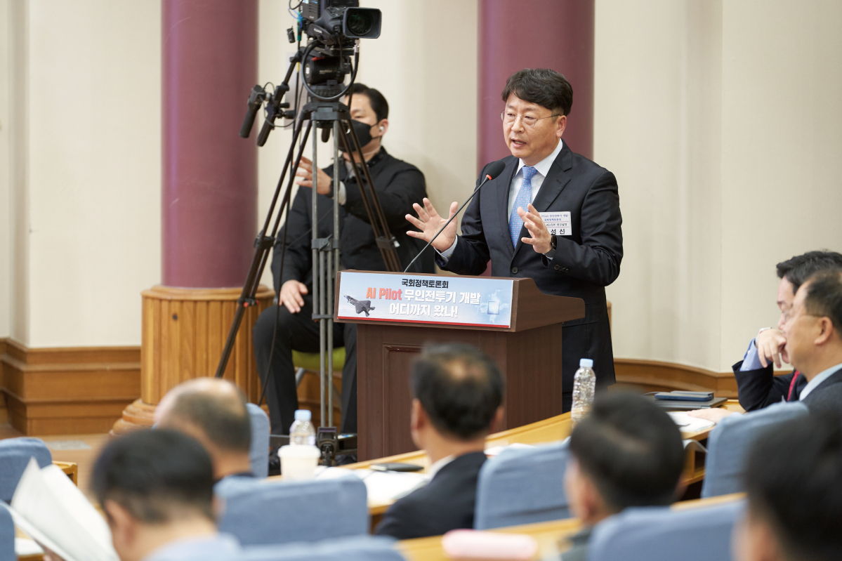 ▲임성신 한국항공우주산업 인공지능ㆍ소프트웨어 연구실장이 지난달 29일 국회의원회관에서 열린 ‘AI Pilot 무인전투기 개발 어디까지 왔나!’ 국회 정책토론회에서 발표하고 있다. (이동욱 기자 toto@)