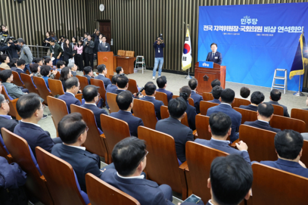 ▲이재명 더불어민주당 대표가 1일 오전 서울 여의도 국회에서 열린 전국 지역위원장-국회의원 비상 연석회의에서 인사말을 하고 있다.  (뉴시스)