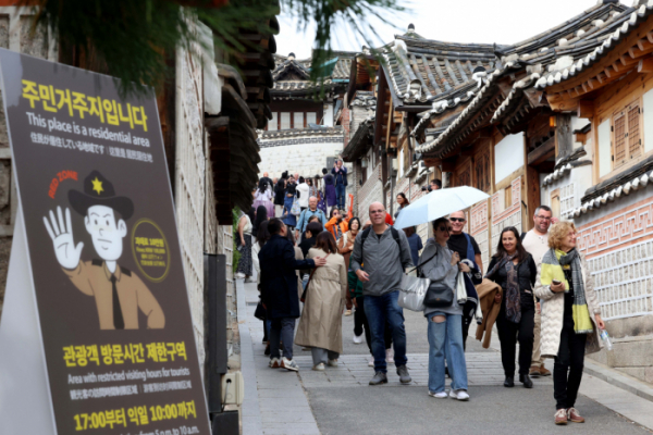 ▲몰려드는 관광객에 몸살을 앓고 있는 서울 종로구 북촌한옥마을 일부 지역에 관광객 방문시간제한이 시행된 1일 북촌한옥마을이 관광객들로 붐비고 있다. 관광객들은 이날부터 오후 5시~다음날 오전 10시까지 주거용 한옥마을이 밀집된 '레드존'에 드나들 수 없다. 주민들이 불편을 호소하자 종로구청은 7월 북촌을 특별관리지역으로 지정했다. 주민 불편 수준에 따라 레드존, 옐로우존, 오렌지존을 나눴는데 이중 레드존은 북촌로 11길 일대로 가장 많은 관광객이 찾는 주거용 한옥 밀집 지역이다. 구는 시행 초기 혼란을 막기 위해 내년 2월까지 시범적으로 관광객 방문 시간을 통제한다. 본격적인 단속이 이뤄지는 내년 3월부터는 통행 시간을 어길 경우, 과태료 10만원도 부과된다. 신태현 기자 holjjak@