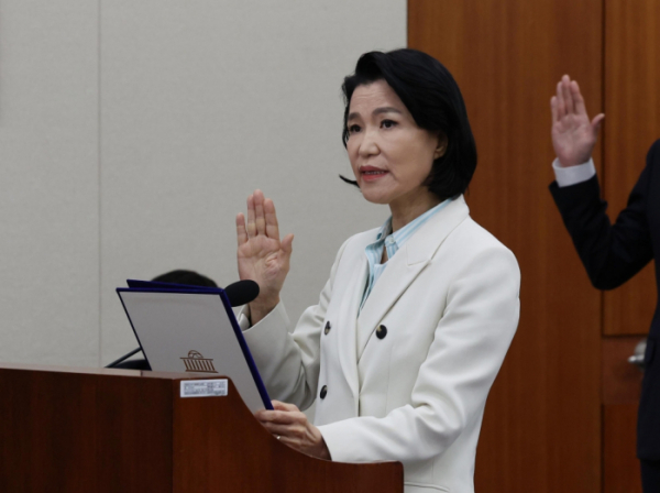 ▲이진숙 방송통신위원장이 10월 7일 서울 여의도 국회에서 열린 과학기술정보방송통신위원회 국정감사에서 증인 선서를 하고 있다. 신태현 기자 holjjak@ (이투데이DB)