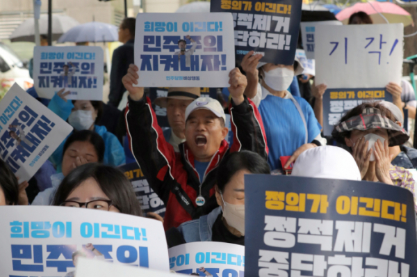 ▲이재명 더불어민주당 대표 지지자들이 26일 오전 서울 서초구 서울중앙지방법원 앞에서 이 대표를 지지하는 집회를 하고 있다. 2023.09.26.  (뉴시스)