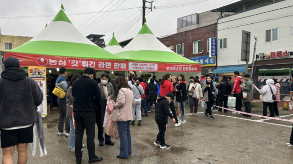 ▲1일 경상북도 구미시에서 열린 '2024 구미라면축제'에서 농심의 갓 튀긴 라면을 판매하고 있다. (사진=연희진 기자)