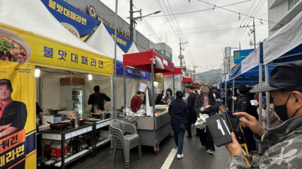 ▲1일 경상북도 구미시에서 열린 '2024 구미라면축제' 라면 레스토랑 부스. (사진=연희진 기자)