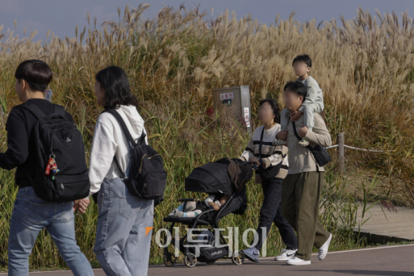 ▲완연한 가을 날씨를 보인 3일 서울 마포구 하늘공원을 찾은 시민들이 즐거운 시간을 보내고 있다. 조현호 기자 hyunho@