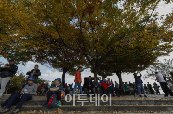 ▲완연한 가을 날씨를 보인 3일 서울 마포구 하늘공원을 찾은 시민들이 즐거운 시간을 보내고 있다. 조현호 기자 hyunho@