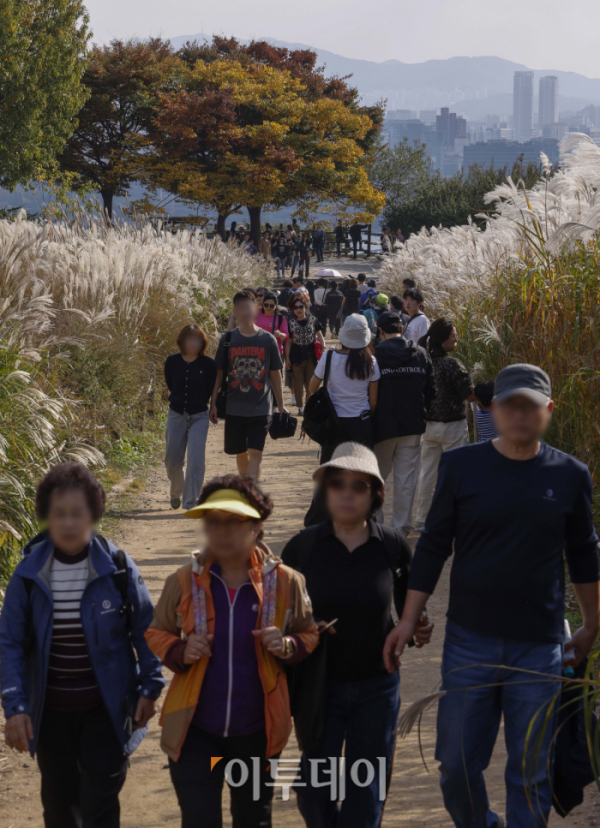 ▲완연한 가을 날씨를 보인 3일 서울 마포구 하늘공원을 찾은 시민들이 즐거운 시간을 보내고 있다. 조현호 기자 hyunho@