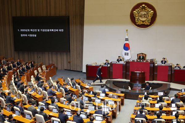 ▲한덕수 국무총리가 4일 서울 여의도 국회에서 열린 본회의에서 2025년도 예산안 및 기금운용계획안에 대한 시정연설을 하기 위해 단상을 향하고 있다. 시정연설은 정부가 예산안을 국회에 제출할 때 하는 연설로, 현직 대통령이 시정연설에 불참하고 총리가 본회의장 단상에 오르는 것은 11년 만에 처음이다. 고이란 기자 photoeran@