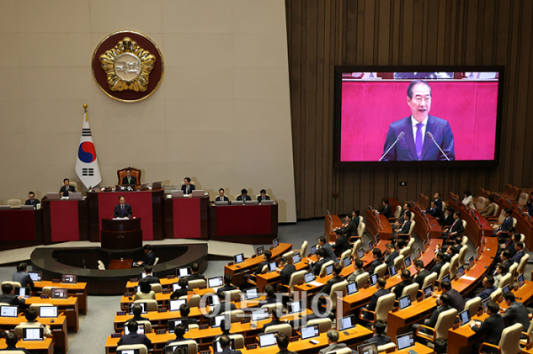 ▲한덕수 국무총리가 4일 서울 여의도 국회에서 열린 본회의에서 2025년도 예산안 및 기금운용계획안에 대한 시정연설을 하고 있다. 시정연설은 정부가 예산안을 국회에 제출할 때 하는 연설로, 현직 대통령이 시정연설에 불참하고 총리가 본회의장 단상에 오르는 것은 11년 만에 처음이다. 고이란 기자 photoeran@