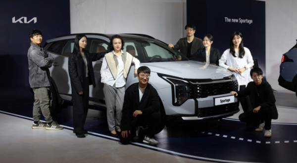 ▲기아차가 4일 서울 성동구 XYZ서울에서 준중형 SUV ‘더 뉴 스포티지(The new Sportage)’ 미디어데이를 갖고 차량을 공개하고 있다. 더 뉴 스포티지는 5세대 스포티지의 상품성 개선(페이스 리프트) 모델로 기아의 최신 디자인 정체성을 반영해 내외장 디자인을 변경했으며, 1.6 가솔린 터보 모델에 8단 자동변속기를 탑재하고 하이브리드 모델에 특화 주행 기술을 적용하는 등 주행성능을 높였다. 아울러 차량과 사용자 간의 연결성을 강화하는 소프트웨어 중심 자동차 기술(SDV) 기반의 첨단 인포테인먼트 사양을 탑재하고, 고객 선호도가 높은 다양한 안전·편의 사양을 추가했다. 기아차는 5일부터 더 뉴 스포티지의 계약에 돌입한다. 신태현 기자 holjjak@