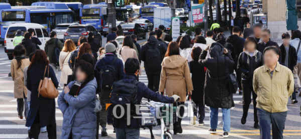 ▲절기상 입동을 앞두고 서울의 아침 최저 기온이 5도까지 떨어지는 등 추위가 찾아온 5일 서울 종로구 광화문역 일대에서 두꺼운 외투를 입은 시민들이 발걸음을 재촉하고 있다. 이날 기상청에 따르면 북서쪽에서 내려온 찬공기의 영향으로 전국 대부분 지역의 아침 최저기온은 2~11도, 낮 최고기온은 13~20도까지 떨어지겠다. 일부 지역에 한파 영향예보와 한파특보가 발표될 가능성도 있겠다고 내다봤다. 조현호 기자 hyunho@