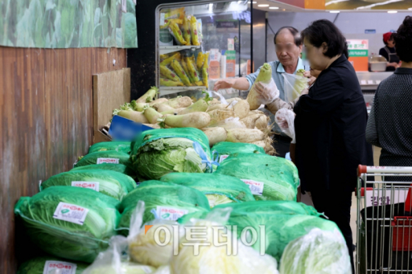 ▲재배면적 감소와 이상기온으로 인한 작황부진에 배추와 무 등 채소류 가격이 강세를 보이면서 올해 김장 비용이 작년보다 20%가량 더 든다는 분석이 나왔다. 30일 한국물가협회에 따르면 17개 시·도 전통시장에서 김장재료 15개 품목 가격을 조사한 결과, 4인 가족 김장 비용이 41만 9130원으로 집계돼 1년 전 김장 비용과 비교해 19.6% 높았다. 배추 소매 가격은 포기당 평균 7050원으로 1년 전보다 61.1% 올랐고 무와 미나리 소매 가격도 1년 전보다 각각 65.9%, 94.5% 오른 상태다. 이날 서울의 한 대형마트에서 시민들이 김장재료를 살펴보고 있다. 신태현 기자 holjjak@ (이투데이DB)