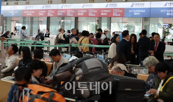 ▲중국이 8일부터 내년 말까지 한국을 무비자 대상국에 포함해 중국 여행 활성화에 대한 기대감이 커지고 있다. 중국이 한국을 무비자 대상국에 포함시킨 것은 1992년 한중 수교 이후 처음이며 아시아 국가 중 유일하다. 5일 인천국제공항 제1여객터미널 중국행 체크인 카운터가 여행객들로 붐비고 있다. 고이란 기자 photoeran@