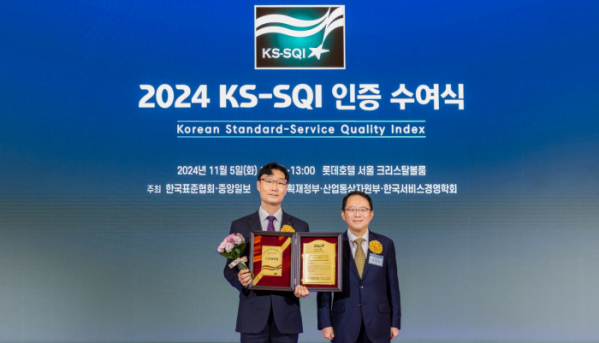 ▲코웨이가 ‘2024 한국서비스품질지수(KS-SQI)’ 조사에서 정수기와 공기청정기 A/S 부문 1위에 선정됐다. 인증서 수여식에서 이용준 코웨이 고객지원본부장(왼쪽)과 강명수 한국표준협회장(오른쪽)이 기념사진을 촬영하고 있다. (사진제공=코웨이)