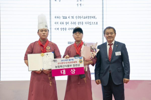 ▲이동활 한우자조금 위원장(오른쪽)과 대학부 농림축산식품부 장관상 대상을 수상한 이재상(왼쪽), 김동현(가운데) 학생이 기념촬영을 하고 있다. (사진제공=한우자조금관리위원회)