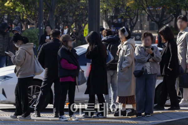 ▲절기상 입동인 7일 서울 종로구 광화문역 일대에서 두꺼운 외투와 방한용품으로 무장한 시민들이 횡단보도 신호를 기다리고 있다. 기상청에 따르면 이날 아침 기온은 전국 대부분 지역이 5도 안팎을 기록하고 내일부터는 기온이 다시 올라 평년 수준을 회복하겠다고 전했다. 조현호 기자 hyunho@