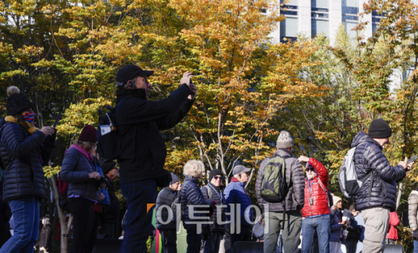 ▲절기상 입동인 7일 서울 종로구 광화문역 일대에서 두꺼운 외투와 방한용품으로 무장한 외국인 관광객들이 관광을 하고 있다. 기상청에 따르면 이날 아침 기온은 전국 대부분 지역이 5도 안팎을 기록하고 내일부터는 기온이 다시 올라 평년 수준을 회복하겠다고 전했다. 조현호 기자 hyunho@