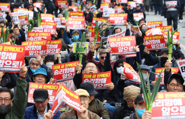 ▲30일 오후 서울 중구 세종대로에서 촛불행동 회원들이 정권 규탄 집회를 하고 있다. 2024.03.30.  (뉴시스)