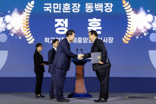 ▲정훈 학교안전공제중앙회 이사장, 학교안전 발전 공로로 '국민훈장 동백장' 수훈(사진제공=학교안전공제중앙회)