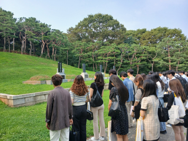 ▲지난 7월 독립유공자 후손 장학생 증서수여식(효창원 묘역 참배) 사진. (사진제공=서울시)