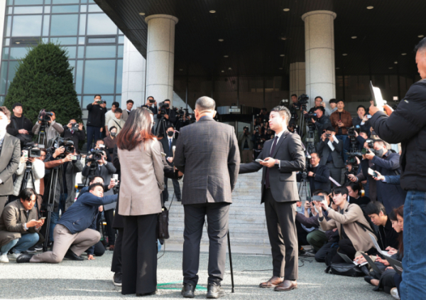 ▲‘김건희 여사 공천 개입 의혹’의 핵심 당사자인 명태균 씨가 8일 오전 창원지검에 출석하고 있다. (연합뉴스)