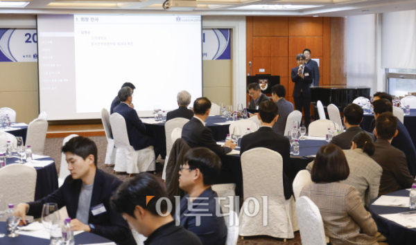 ▲김영규 한국전략경영학회장(고려대 교수)이 8일 서울 성북구 고려대학교 LG-POSCO 경영관에서 열린 제28대 한국전략경영학회 총회 및 시상식에서 인사말을 하고 있다. 조현호 기자 hyunho@