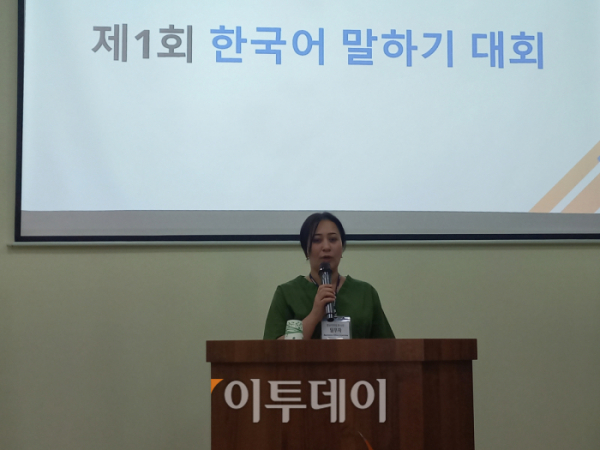 ▲7일(현지시간) 방문한 우즈베키스탄 부하라 힘찬병원에서 제1회 한국어 말하기 대회에 참가한 라흐마노바 딜푸자씨가 발표를 진행하고 있다. (한성주 기자 hsj@)