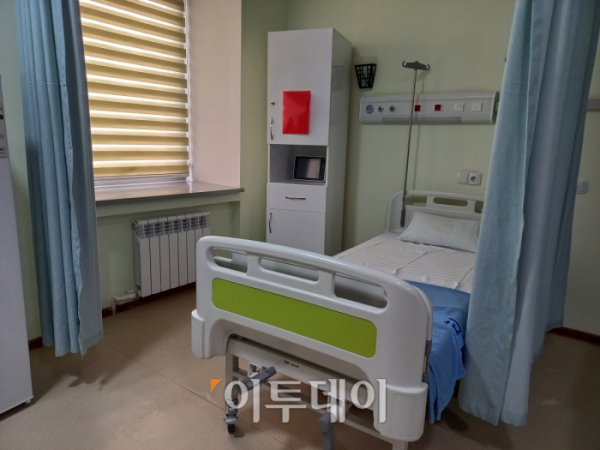 ▲7일(현지시간) 방문한 우즈베키스탄 부하라 힘찬병원 입원병동에 한국에서 들여온 전동침대가 설치돼 있다. (한성주 기자 hsj@)