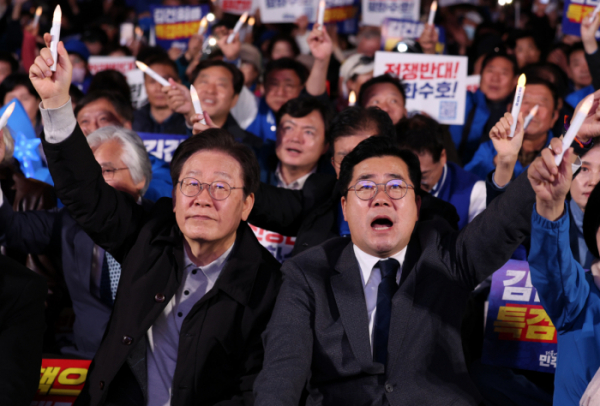 ▲이재명 더불어민주당 대표와 박찬대 원내대표가 9일 서울 세종대로에서 더불어민주당이 주최한 제2차 김건희 윤석열 국정농단 규탄·특검 촉구 국민행동의 날!에서 노래를 부르고 있다.  (뉴시스)