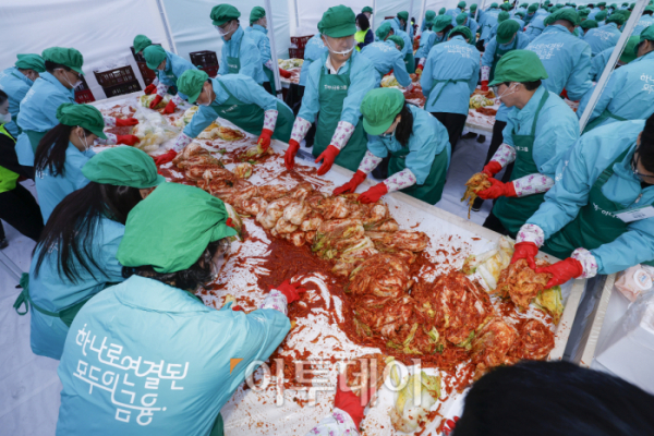 ▲11일 서울 중구 하나금융그룹 명동사옥에서 열린 2024년 모두하나데이 사랑의 김장나눔 행사에서 임직원들이 김장을 하고 잇다. 이날 하나금융 임직원들은 1만1111포기의 김치를 담궈 소외계층에 전달한다. 조현호 기자 hyunho@