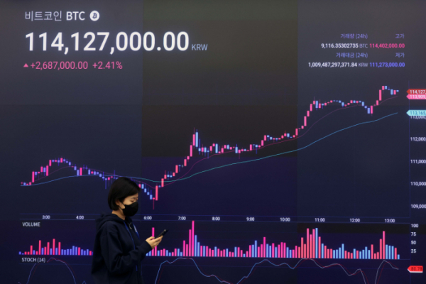 ▲가상자산 비트코인이 도널드 트럼프 전 미국 대통령의 당선 효과에 힘입어 사상 처음으로 8만달러를 돌파한데 이어 8만1000달러도 넘어서는 등 최고가를 연달아 갈아치우는 가운데 11일 서울 강남구 업비트 전광판에 비트코인 등 가상자산 실시간 거래가격이 표시되고 있다. 신태현 기자 holjjak@