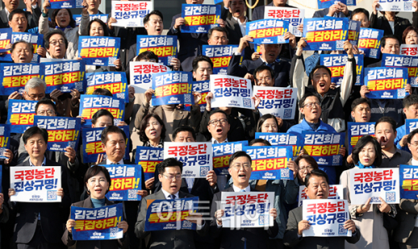 ▲박찬대 더불어민주당 원내대표가 11일 서울 여의도 국회 본청 앞 계단에서 열린 김건희 윤석열 국정농단 규탄·특검 촉구 천만인 서명운동본부 발대식에서 참석자들과 구호를 외치고 있다. 고이란 기자 photoeran@