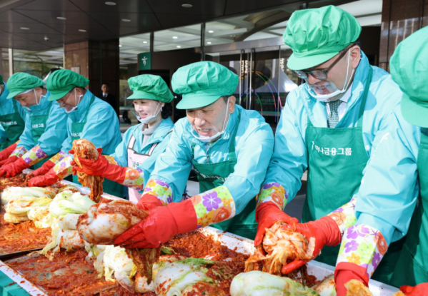 ▲11일 함영주 하나금융그룹 회장(사진 왼쪽에서 네번째)이 그룹 경영진들과 함께 '사랑의 김장나눔' 행사에 참석해 김장을 담그고 있다. (사진제공=하나금융그룹)