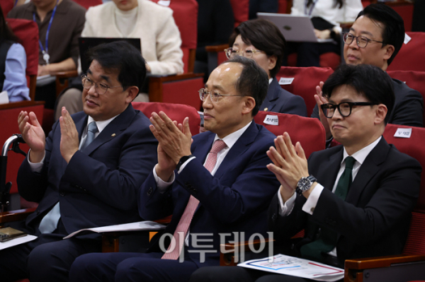 ▲한동훈(앞줄 오른쪽부터) 국민의힘 대표, 추경호 원내대표, 배준영 원내수석부대표가 11일 서울 여의도 국회 의원회관 제2소회의실에서 열린 국민의힘ㆍ윤석열 정부 합동 전반기 국정성과 보고 및 향후 과제 토론회에서 박수치고 있다. 고이란 기자 photoeran@