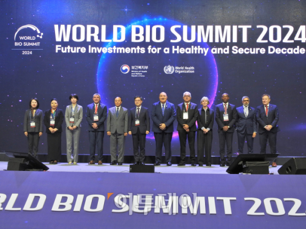 ▲‘2024 세계 바이오 서밋(WORLD BIO SUMMIT 2024)’ 주요 참석자들이 기념촬영을 하고 있다. (노상우 기자 nswreal@)