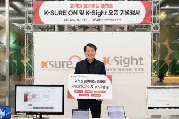 ▲장영진 한국무역보험공사 사장이 11일 한국무역보험공사 본사에서 열린 K-SURE ON 및 K-Sight 오픈 행사에서 기념 촬영을 하고 있다. (사진제공=한국무역보험공사)