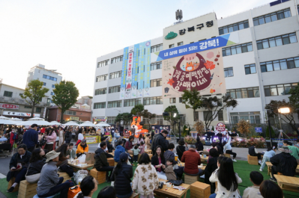 ▲강북구청 외벽에 ‘강북 공예백화점, 강백이네(강백이네)’ 홍보 걸개가 걸려있다. (사진제공=강북구)