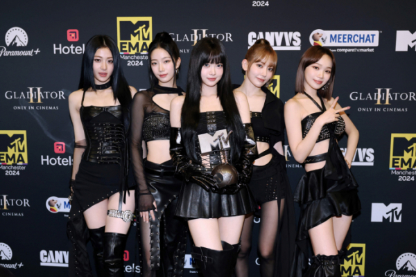 ▲르세라핌 '2024 MTV EMA' 수상 사진(사진제공=쏘쓰뮤직)