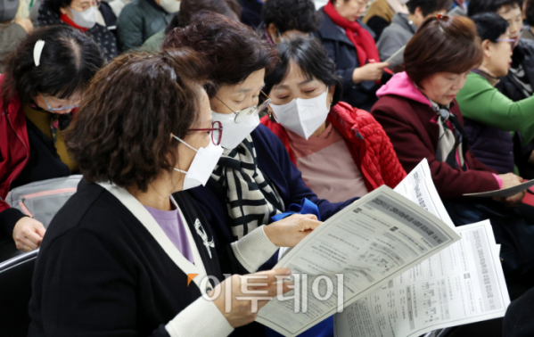 ▲2025학년도 대학수학능력시험을 이틀 앞둔 12일 오후 서울 마포구 일성여자중고등학교에서 열린 수능시험 합격 기원 떡 전달식에서 고3 수험생들이 수능 안내문을 살펴보고 있다. 조현호 기자 hyunho@