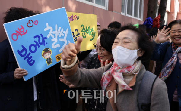 ▲2025학년도 대학수학능력시험을 이틀 앞둔 12일 오후 서울 마포구 일성여자중고등학교에서 열린 수능시험 합격 기원 떡 전달식에서 수능 응원 문구가 담긴 피켓을 든 학생들이 고3 수험생들의 수능 시험 합격을 응원하고 있다. 조현호 기자 hyunho@