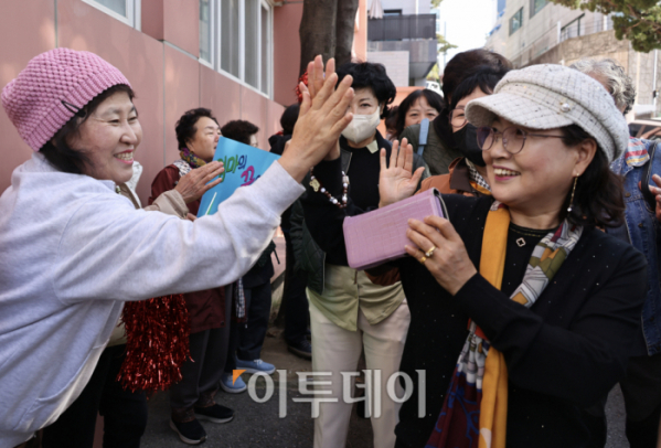 ▲2025학년도 대학수학능력시험을 이틀 앞둔 12일 오후 서울 마포구 일성여자중고등학교에서 열린 수능시험 합격 기원 떡 전달식에서 수능 응원 문구가 담긴 피켓을 든 학생들이 고3 수험생들의 수능 시험 합격을 응원하고 있다. 조현호 기자 hyunho@