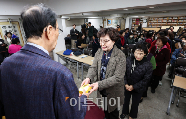 ▲이선재(왼쪽) 일성여자중고등학교 교장이 12일 오후 서울 마포구 일성여자중고등학교에서 열린 수능시험 합격 기원 떡 전달식에서 학생들에게 수능 합격 기원떡을 전달하고 있다. 조현호 기자 hyunho@