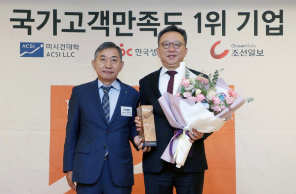 ▲서울시 중구 롯데호텔에서 진행된 ‘2024년 국가고객만족도(NCSI) 1위 기업 인증식’에서 정상혁 신한은행 은행장(오른쪽)과 홍준호 조선일보 대표이사가 기념촬영하는 모습 (사진제공=신한은행)