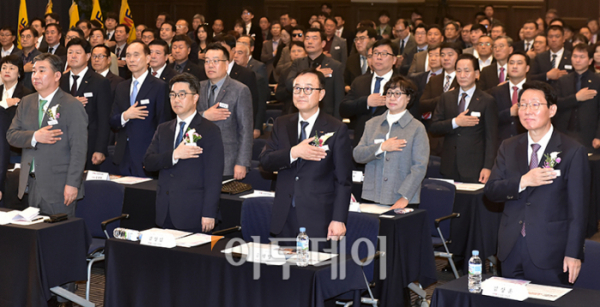 ▲송치영 소상공인연합회장이 12일 서울 중소기업중앙회에서 열린 소상공인연합회 창립 10주년 기념식 및 제5대 회장 취임식에서 참석자들과 국민의례를 하고 있다. 고이란 기자 photoeran@