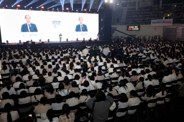 ▲한덕수 국무총리가 12일 서울 중구 장충체육관에서 열린 대한간호협회 간호법 제정 축하 기념대회에서 인사말을 하고 있다. 신태현 기자 holjjak@