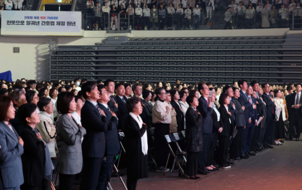 ▲한덕수 국무총리, 박찬대 더불어민주당 원내대표, 조국 조국혁신당 대표, 허은아 개혁신당 대표, 탁영란 대한간호협회장 등이 12일 서울 중구 장충체육관에서 열린 대한간호협회 간호법 제정 축하 기념대회에서 국민의례를 하고 있다. 신태현 기자 holjjak@